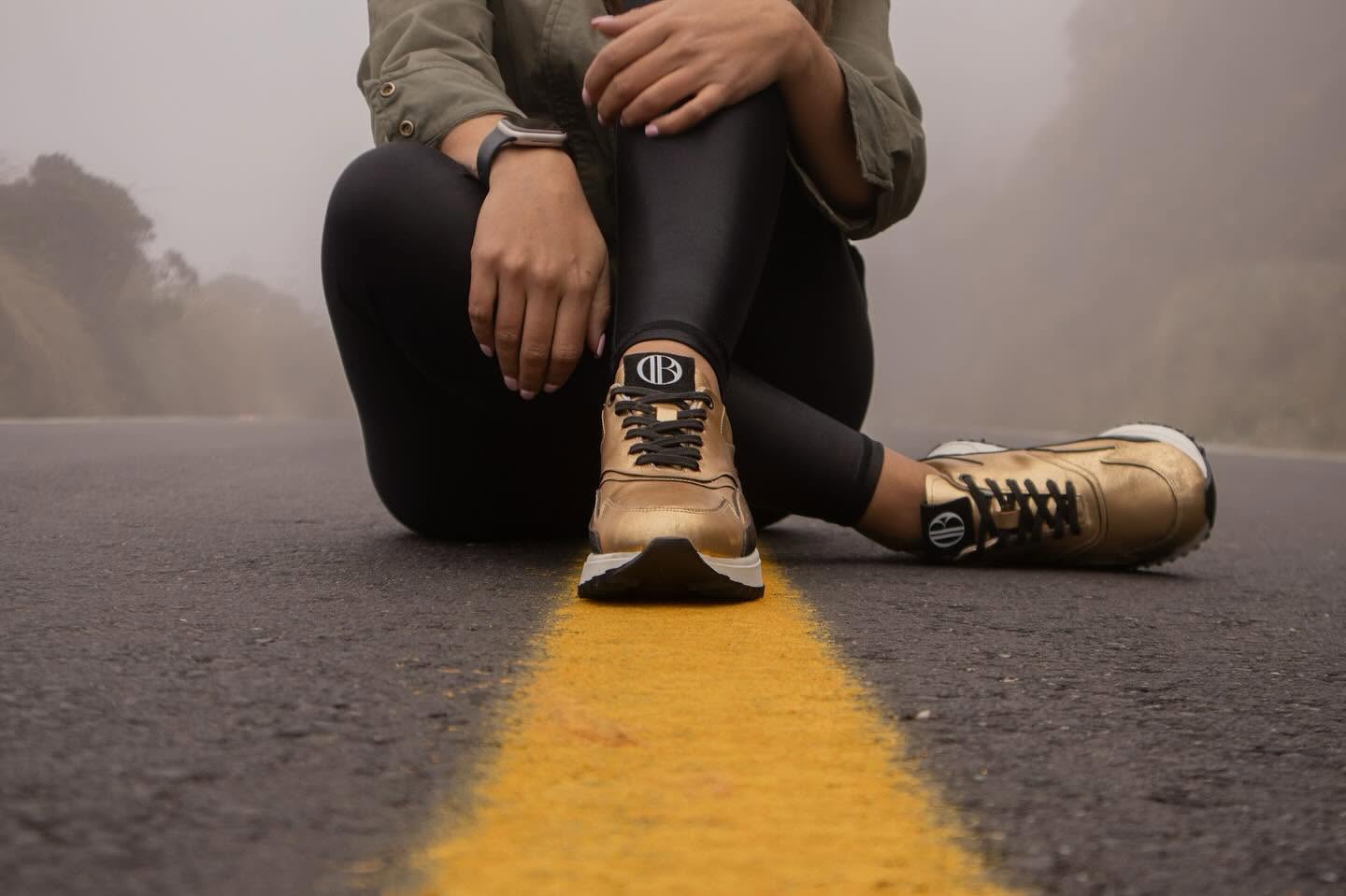 Tenis dorados Geratto con cordones negros, puestos en una sesión de moda